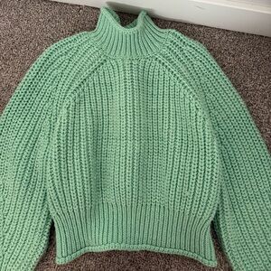 H&M green cropped chunky sweater!